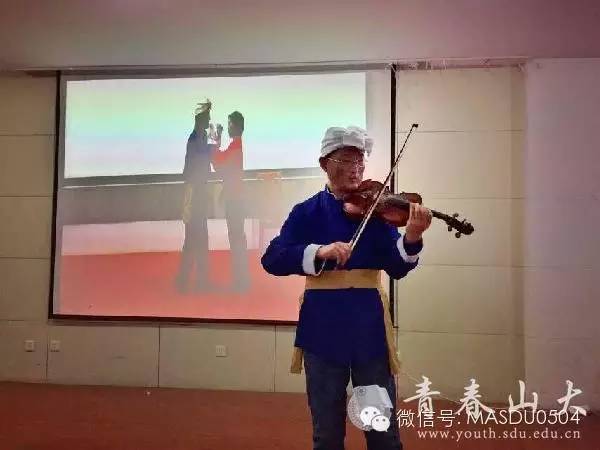 单大卯老师在开幕式上小提琴独奏《北风吹》