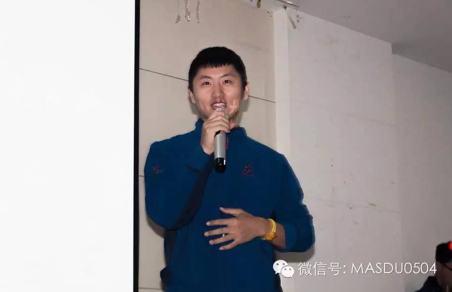 国家一级运动员、马拉松爱好者协会总教练龙飞翔讲解跑步的基本技巧和注意事项